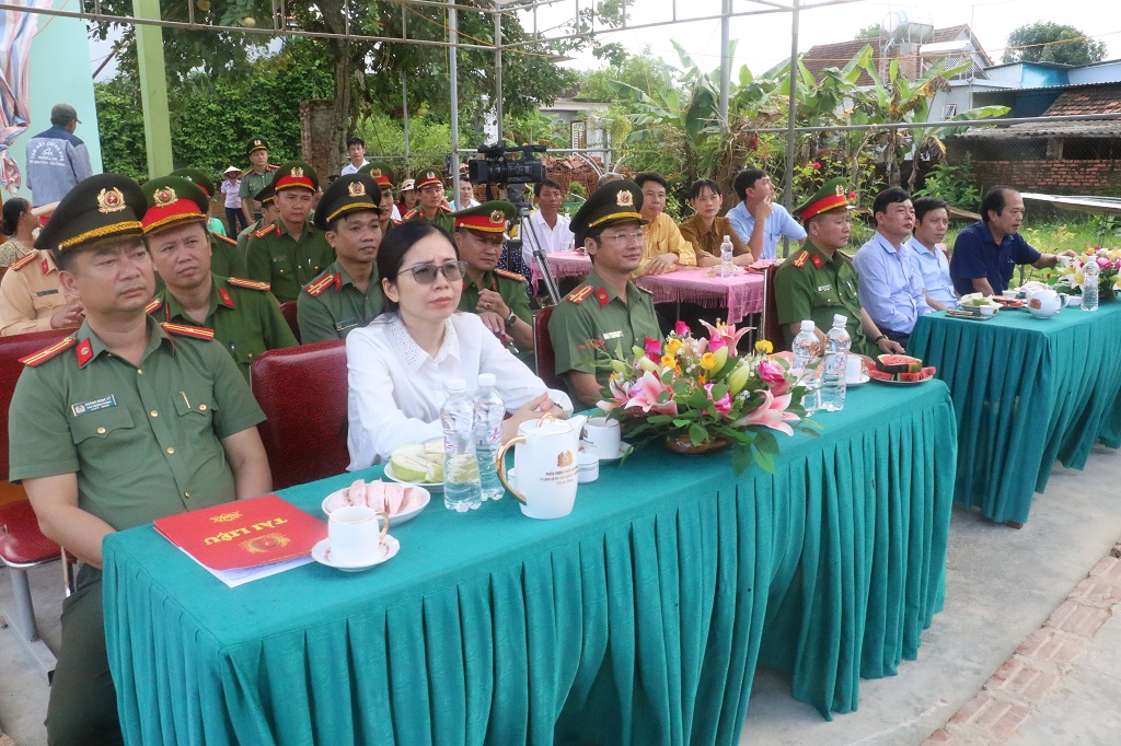Các đại biểu tham dự Lễ khởi công nhà tình nghĩa tặng đồng chí Trương Văn Dương tại xã Nghĩa Đồng, huyện Tân Kỳ